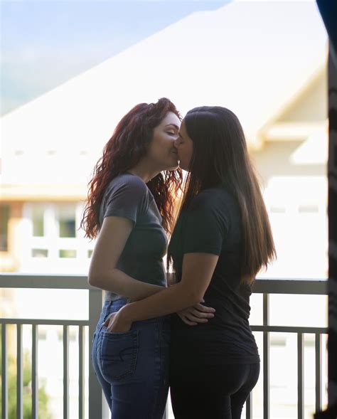 Free Lesbian Kissing Videos